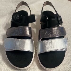 Women's Black and Silver Sandals
Brand Gabor
NEVER WORN
NEW WITHOUT TAG OR BOx
